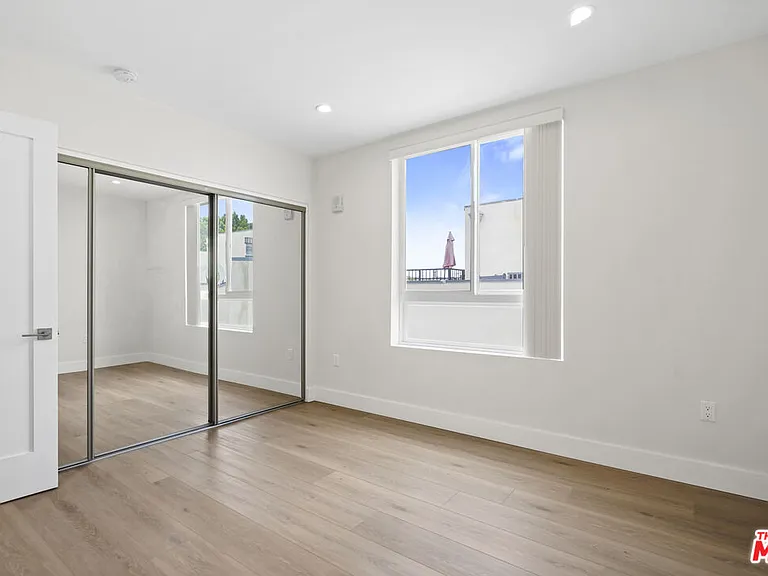 11042 La Maida St #203 — Photo 15