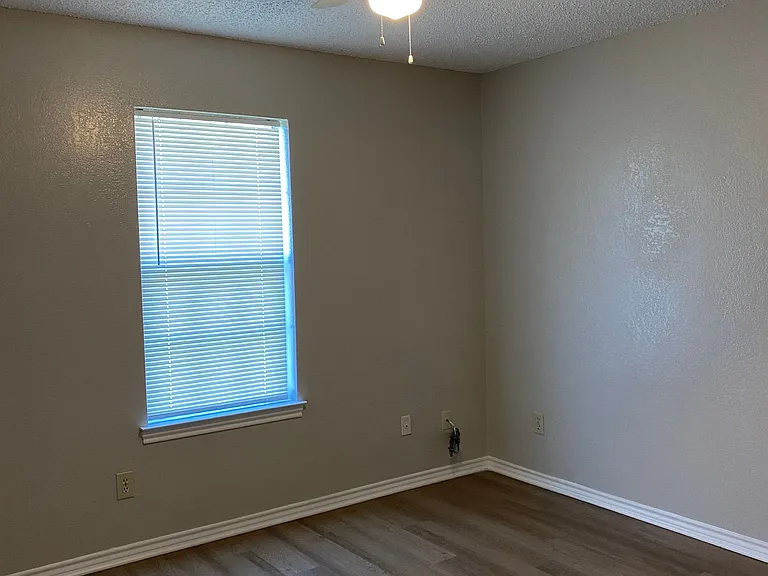 1112 Valley View St — Photo 11