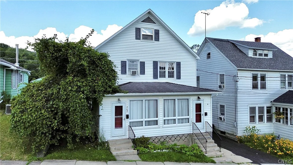 3 bed, 1.0 bath, 2128 sqft, $1,300 — Photo 2