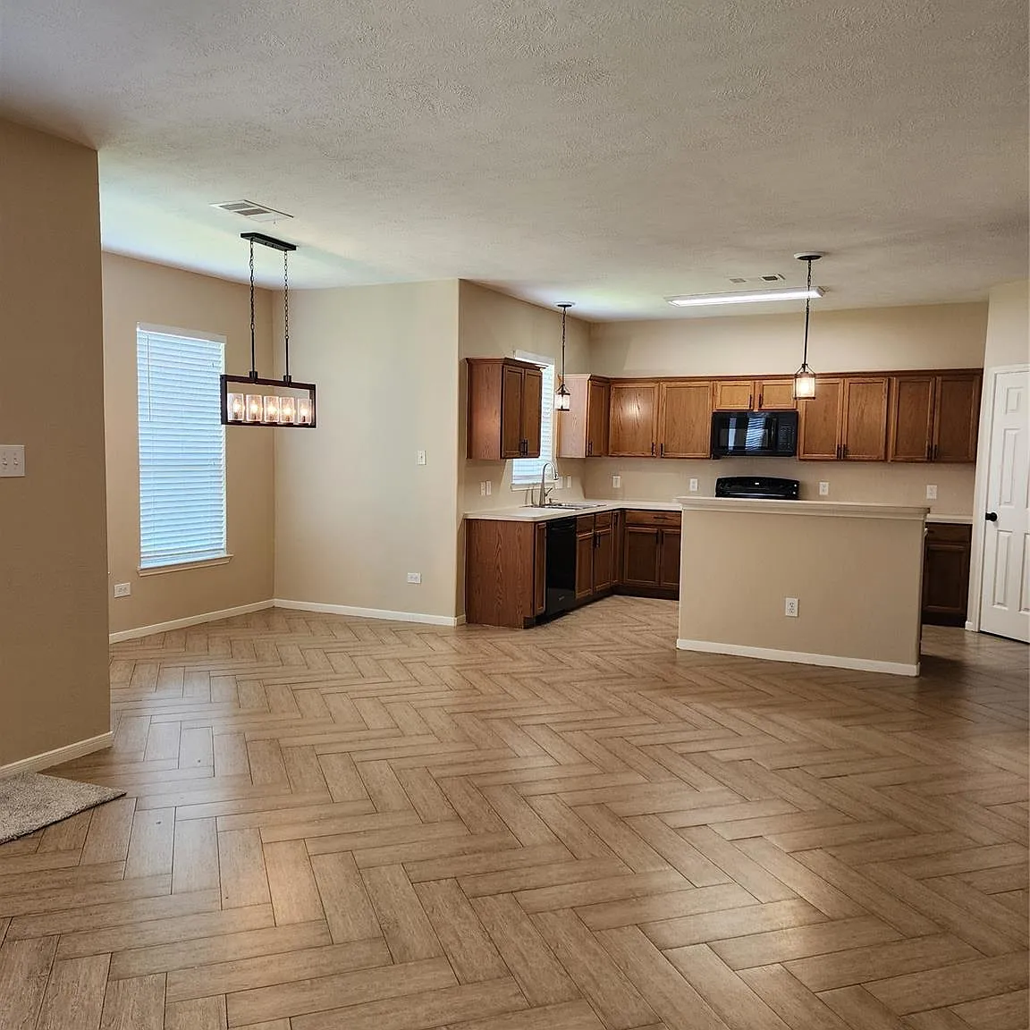 3 bed, 2.5 bath, 1902 sqft, $2,350 — Photo 4