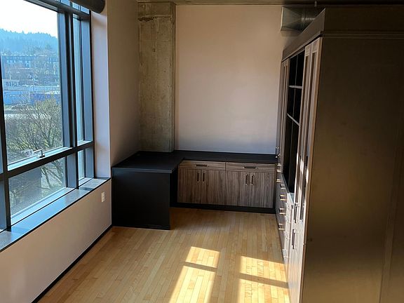 Built-in office area & dining
