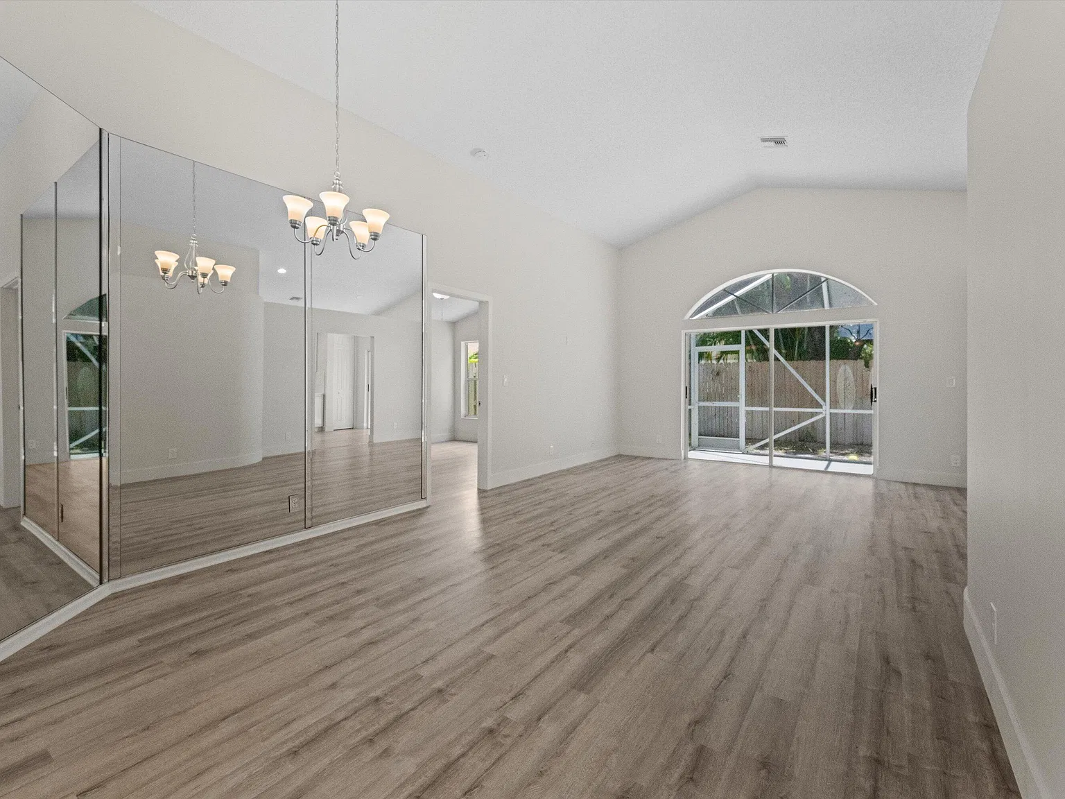 3 bed, 2.0 bath, 1328 sqft, $3,450 — Photo 4