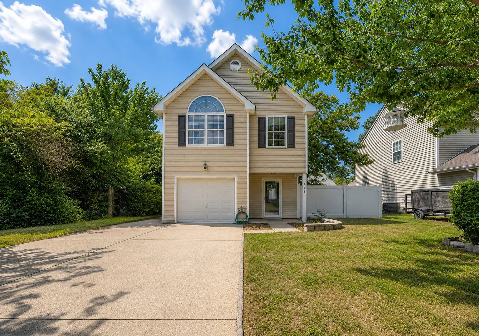 York county 3 bedroom Fully Fenced — Photo 1