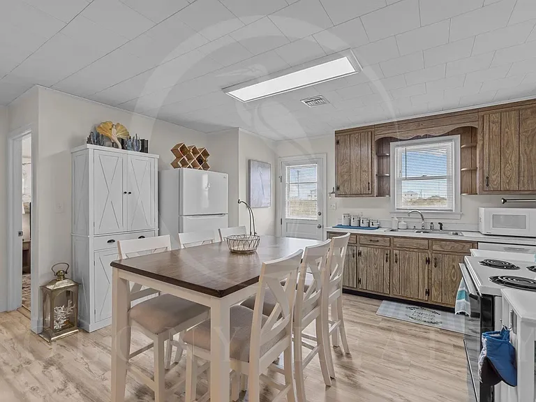 209 E Walker St — Photo 13