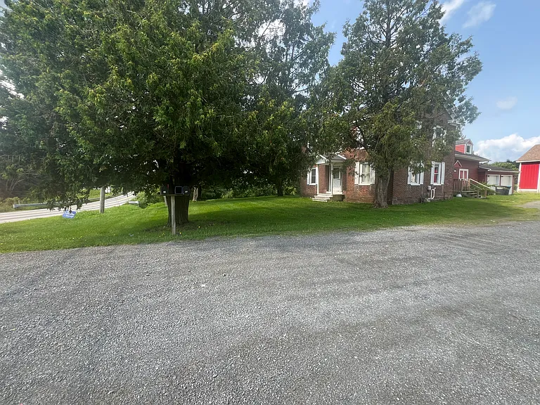 38 Upper Main St — Photo 4