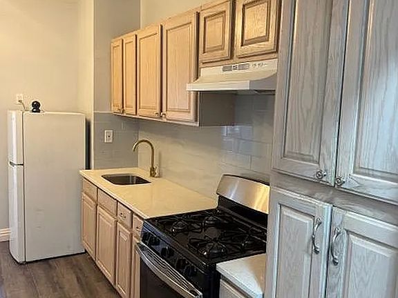4th image of 1144 Blake Ave APT 1R