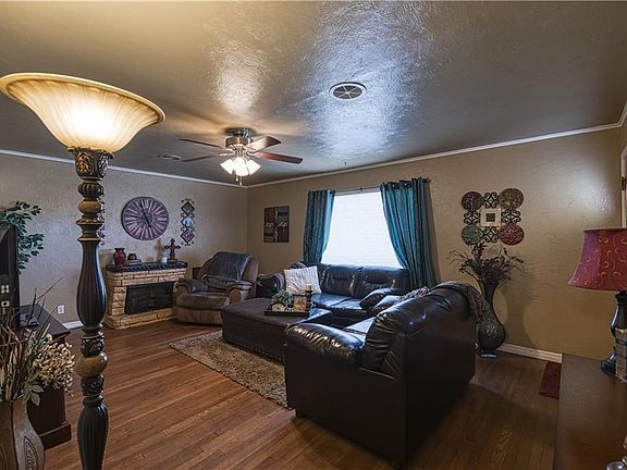 4th image of 1204 W C Ave