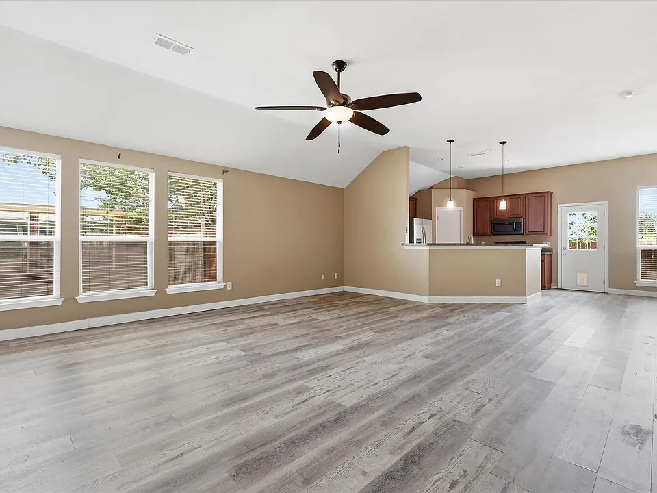 3003 Lake Ridge Dr