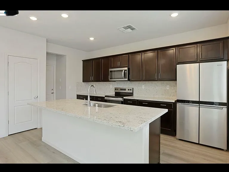 2260 Shoreline Dr — Photo 5
