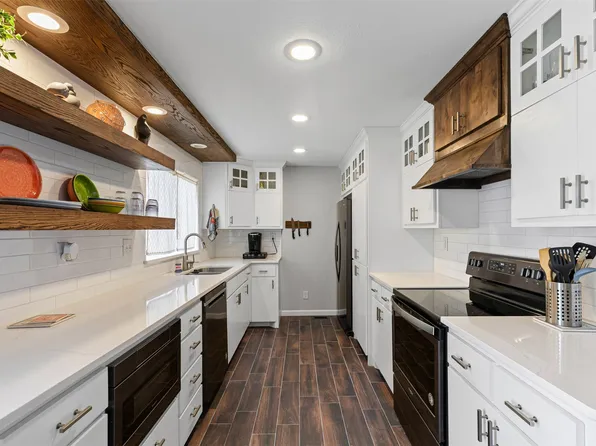 5232 Country Club Dr, Granbury, TX 76049