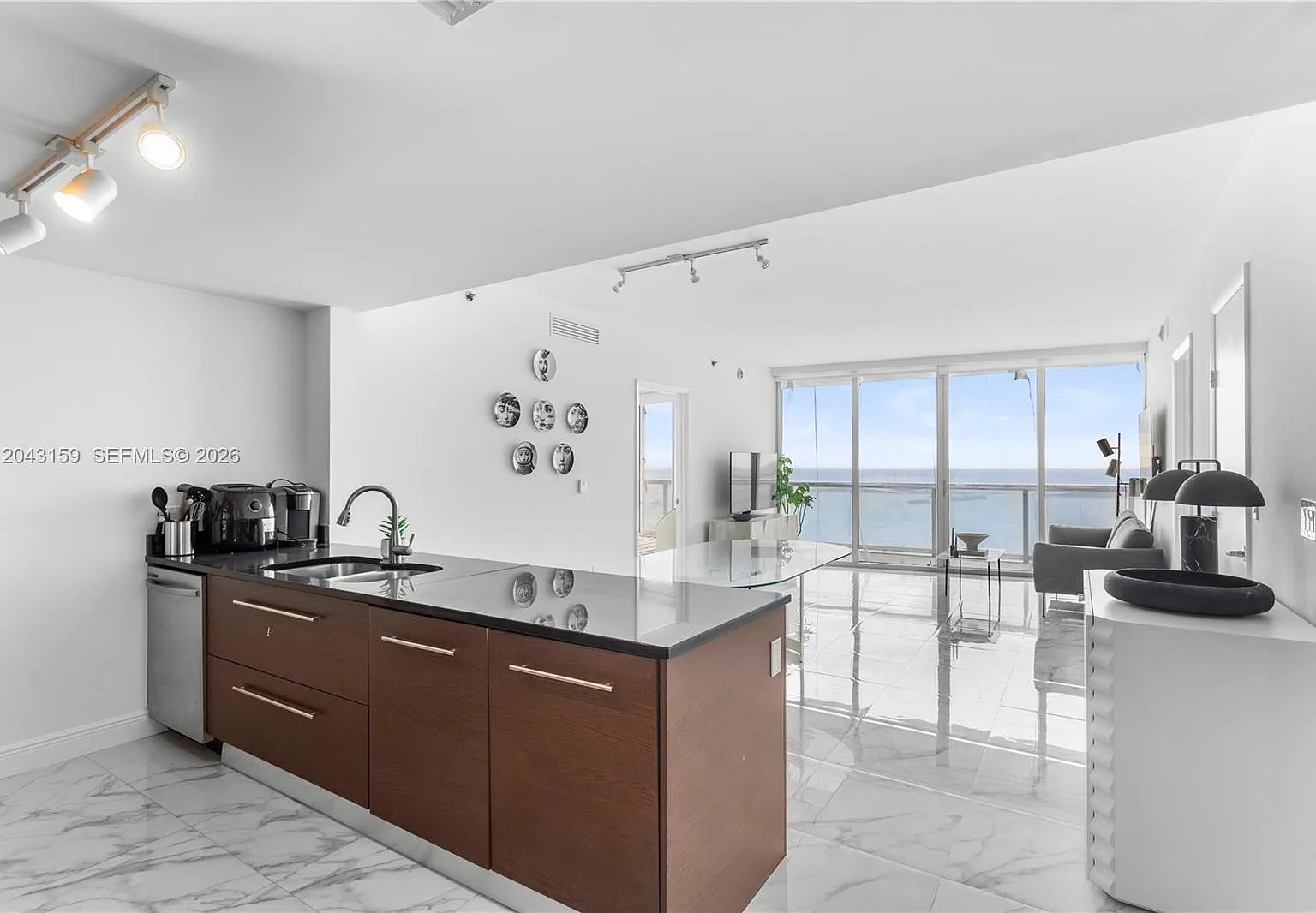 Iconbrickell Condo No 1 — Photo 1