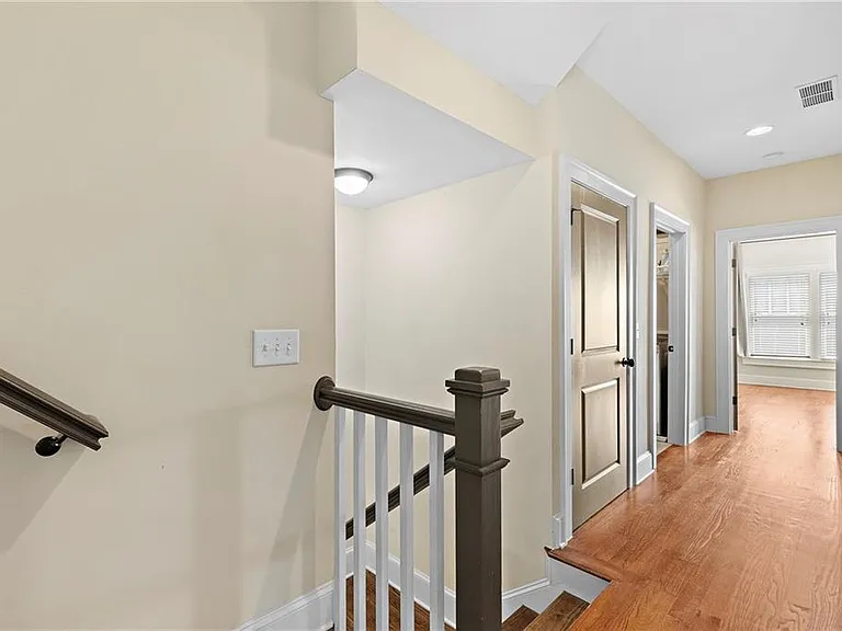 81 College St — Photo 15
