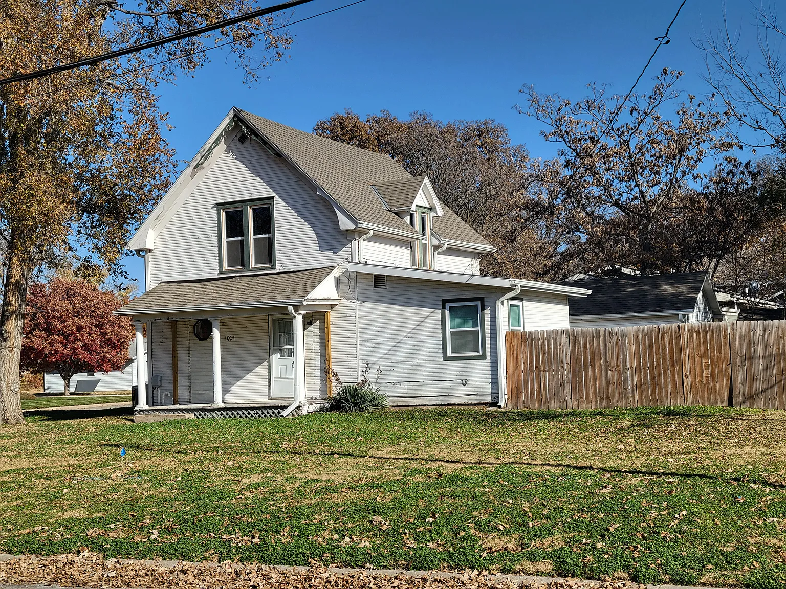 3 bed, 1.5 bath, 1100 sqft, $1,300 — Photo 1