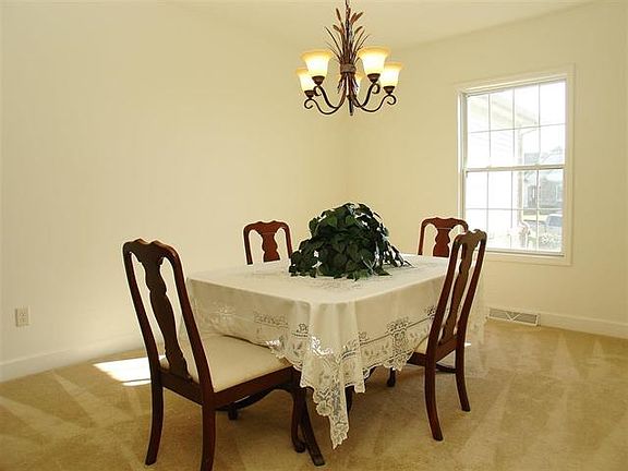 4th image of 11 Bedford Cir