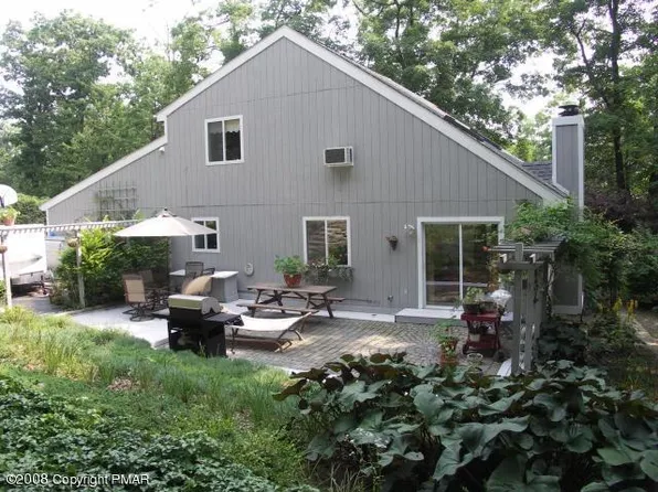 10 Candlewood Ln, Mount Pocono, PA 18344