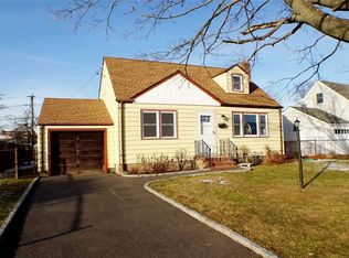 13 Maple Dr, Lindenhurst, NY 11757