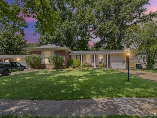 25 Brookwood Dr, Fenton, MO 63026