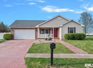 220 Huntington Dr, Auburn, IL 62615