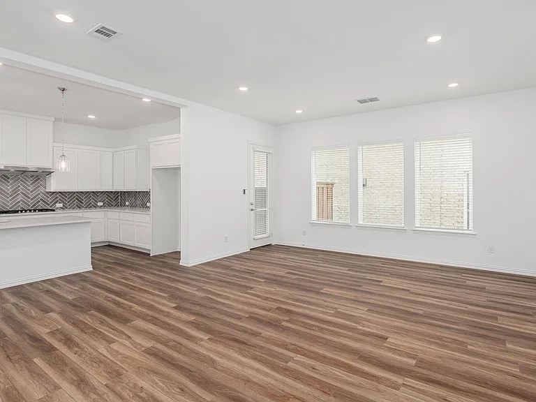 908 Utica Dr — Photo 12