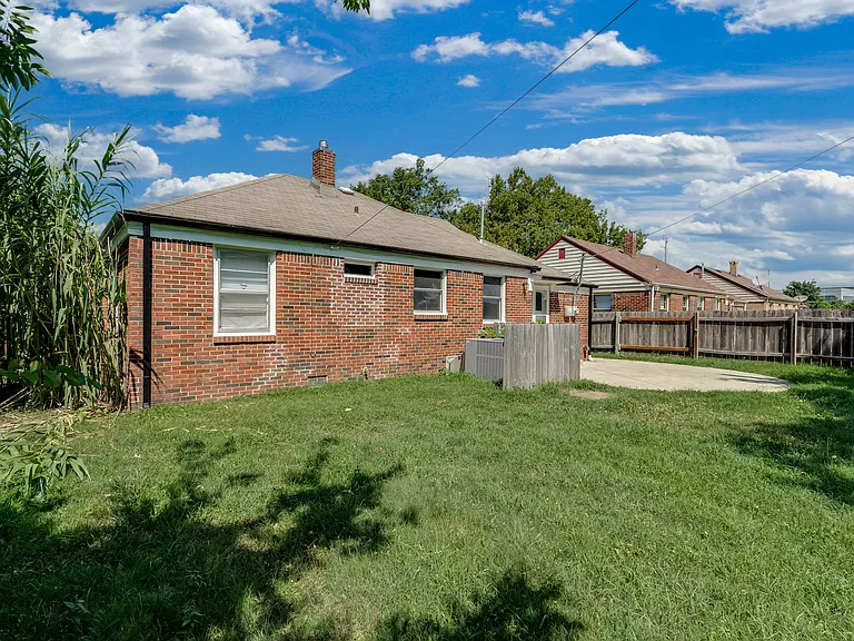 1712 N Belmont Ave — Photo 40
