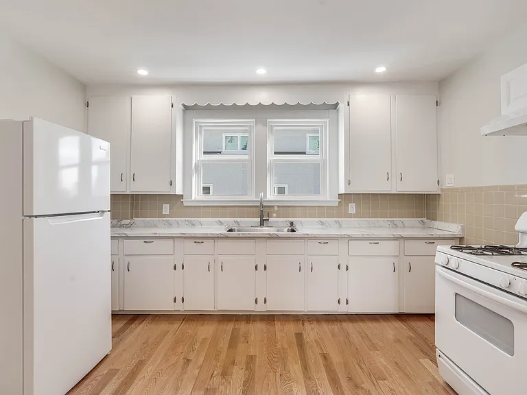 11 Willow Ave #2 — Photo 4