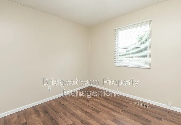 340 Walnut St — Photo 9