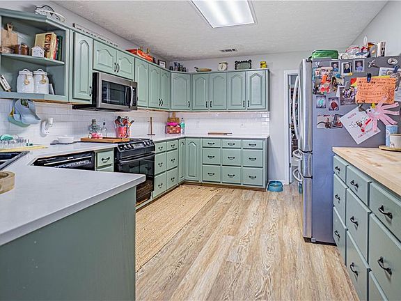 4th image of 688 Lee Road 2017