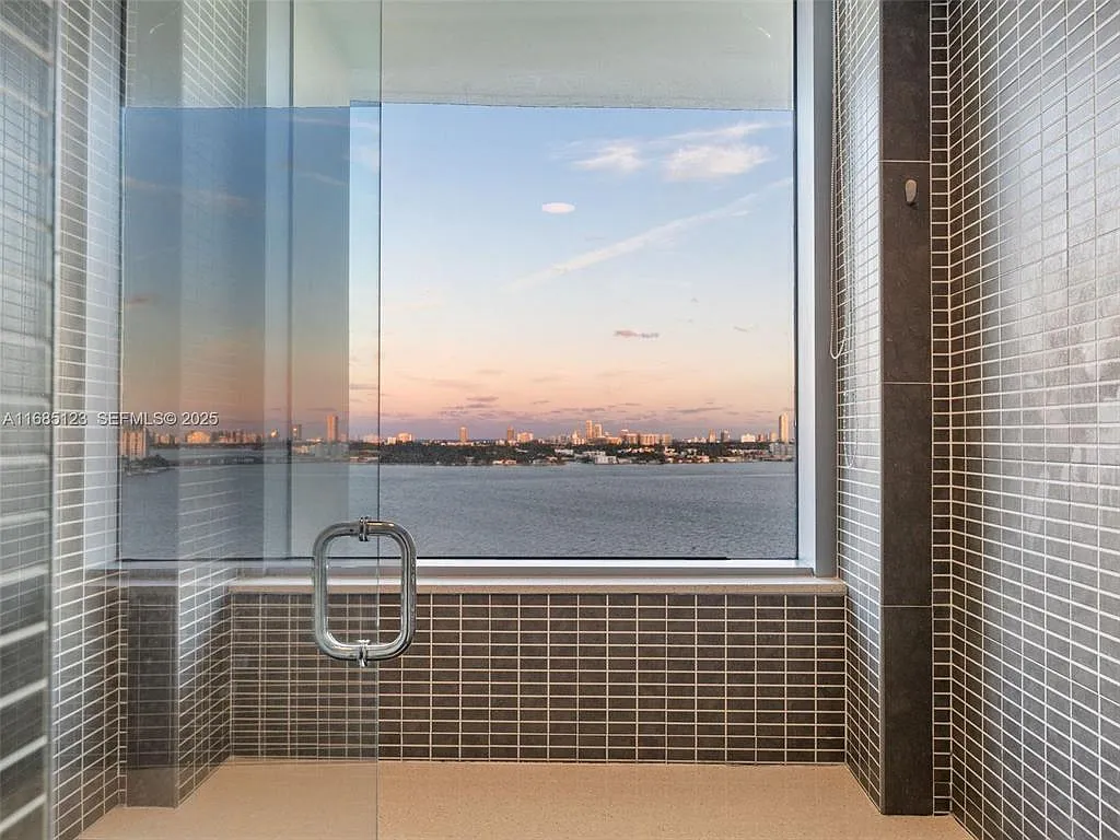 2 bed, 2.5 bath, 1954 sqft, $7,500 — Photo 4
