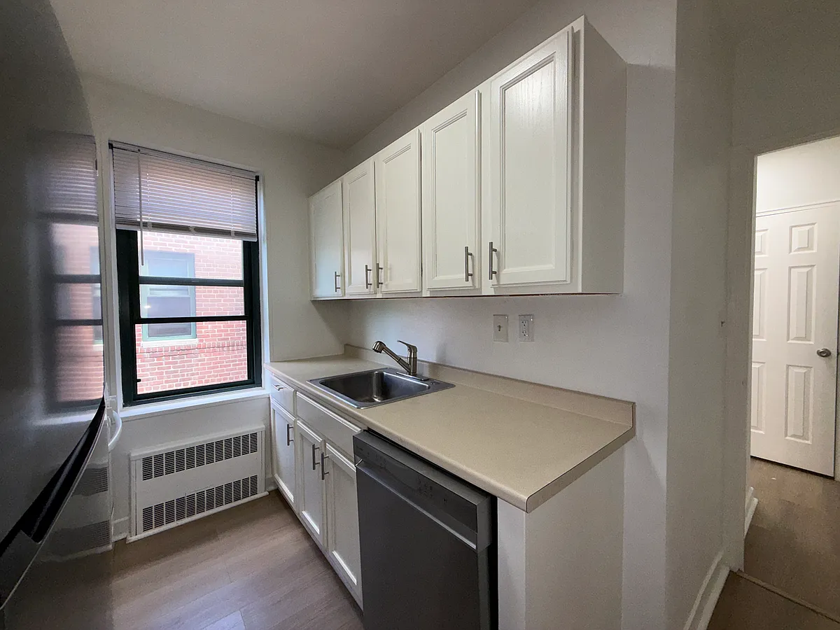 Building Photo - 126A Hoyt St #2B