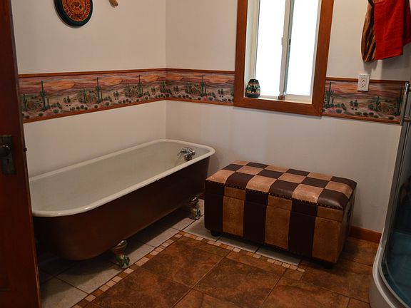 Guest bath w/clawfoot tub