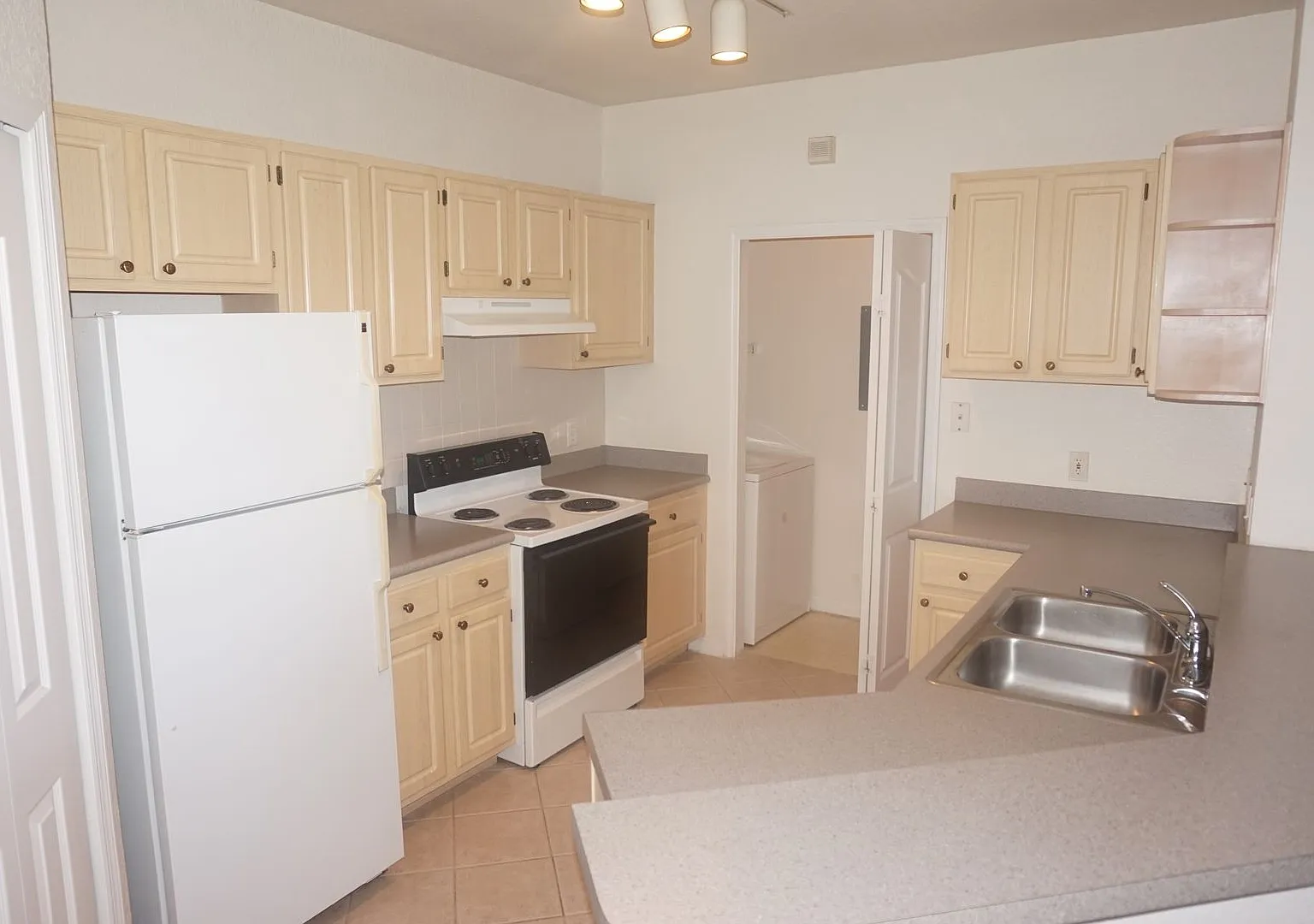 Spacious 2/2 In Visconti at Maitland Corner Unit with views of Lake — Photo 4