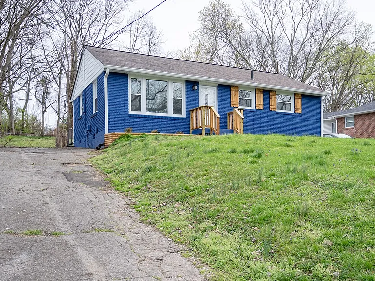 3914 Creekside Dr — Photo 3