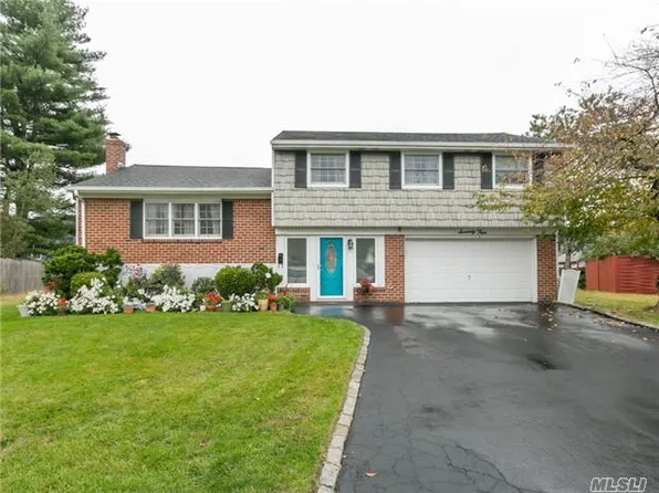 74 Wicks Ct, Hicksville, NY 11801