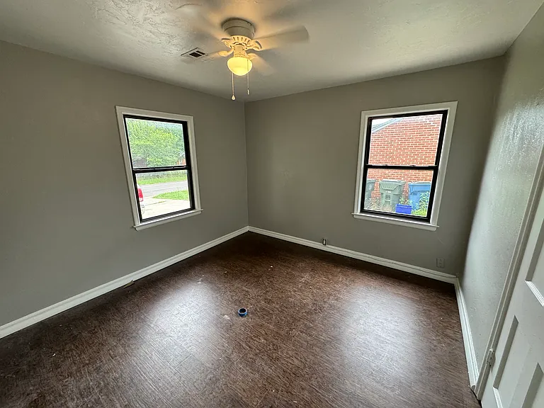 528 E Douglas Dr — Photo 19