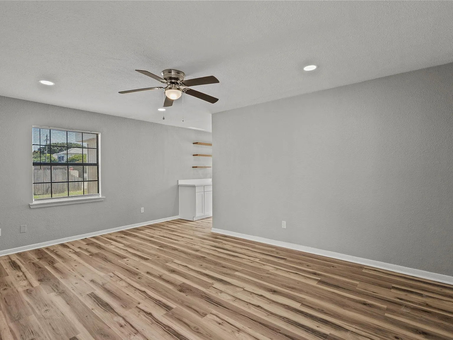 3 bed, 1.0 bath, 1087 sqft, $1,450 — Photo 3