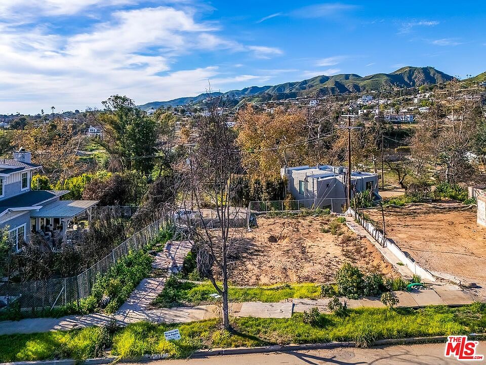 1st image of 611 Las Lomas Ave
