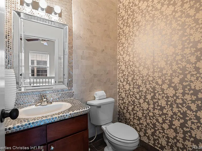 512 Graten St — Photo 39