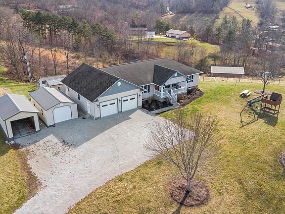 3rd image of 218 Fox Run Rd