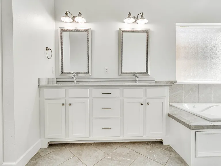 5616 Saint James Pl — Photo 24