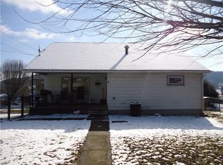 718 S 6th St, Youngwood, PA 15697