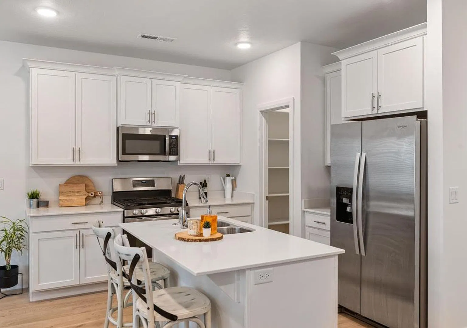 Desert Color Townhome 4-Bedrooms! — Photo 3
