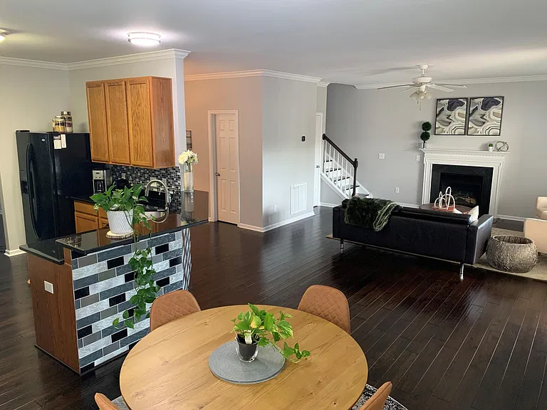 Large open floor Kitchen/Breakfast/Living
