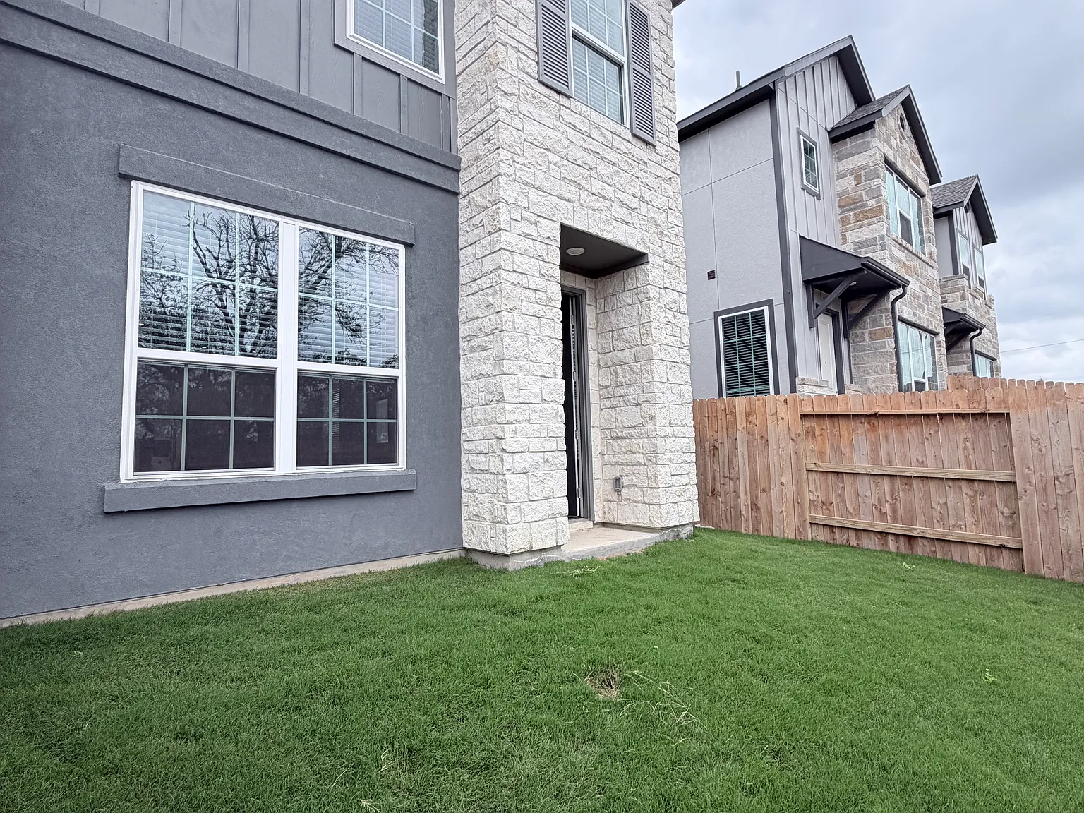 3 bed, 2.5 bath, 1462 sqft, $1,685 — Photo 3
