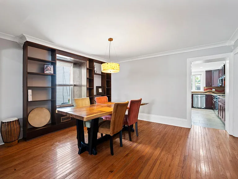567 Dupont St — Photo 5