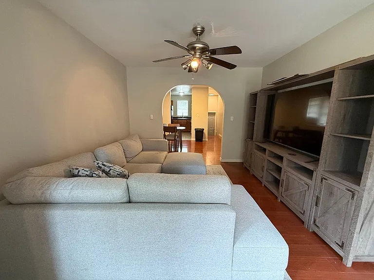 107 E Poplar St — Photo 4