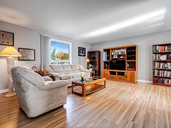 2nd image of 1587 Oakwood Ave