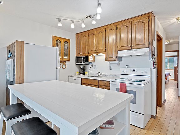 5th image of 145 NW Inlet Ave #124