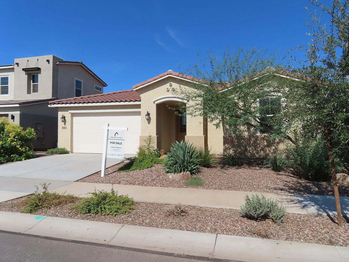 Beautiful 3 Bedroom Plus Den in Empire Pointe — Photo 2