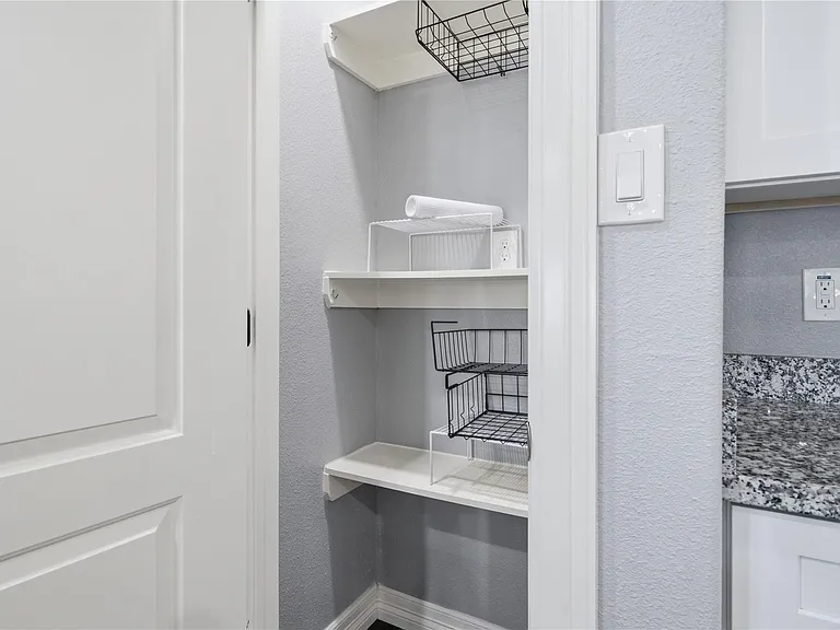 531 Woolworth St — Photo 11
