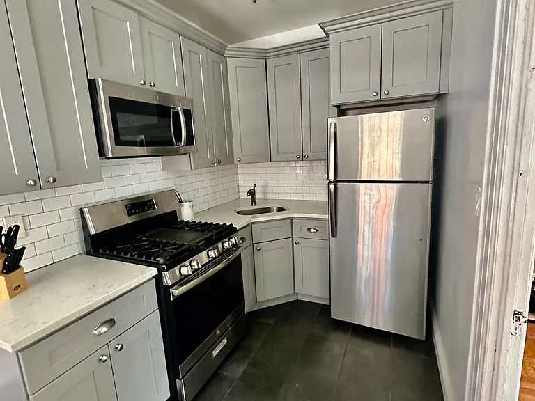 2324 Cambreleng Ave — Photo 6